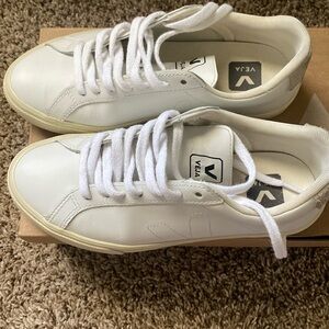 Veja  Esplar Sneaker in Extra White leather : Size 36 EU  ( fit like a 6.5 US)